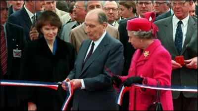 Le premier projet de tunnel ferroviaire sous la Manche date de 1874, mais mettra plus de cent ans à aboutir. En quelle année François Mitterrand et Élisabeth II l'ont-ils officiellement inauguré ?
