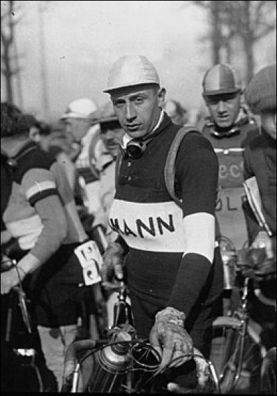 Il a été le premier Français à devenir champion du monde, en 1933, un mois après sa victoire dans le Tour de France :