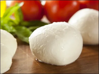 La mozzarella qui est le fromage le plus fréquemment utilisé dans les pizzas est fabriqué à partir du lait de quel animal ?