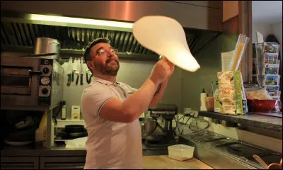 Quel nom donne-t-on à la personne qui confectionne les pizzas dans une pizzeria ?