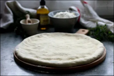 Quel type de farine utilise-t-on pour fabriquer la pâte à pizza artisanale ?