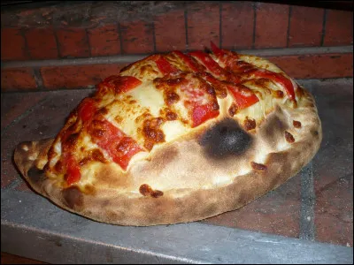 Quel est le nom de cette pizza pliée en deux pour en faire une pâte farcie généralement de mozzarella et de tomates, et avec du jambon (éventuellement) ?