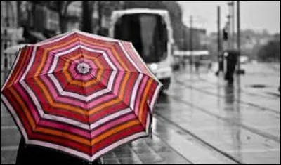 Qui interprète cette chanson émouvante de 1964 "Il pleut sur Nantes Donne moi la main Le ciel de Nantes Rend mon coeur chagrin" ?