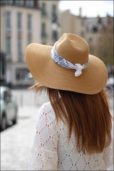 C'est un accessoire qu'on porte sur la tête :