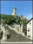 Combien de marches compte l'escalier monumental d'Auch qui relie les quais du Gers  la place Salinis ?