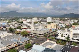 Dans quel pays se trouve Cairns, 100 000 habitants ?