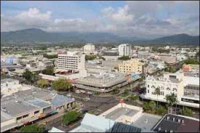 Dans quel pays se trouve Cairns, 100 000 habitants ?