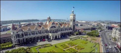 Dans quel pays se trouve Dunedin 130 000 habitants ?