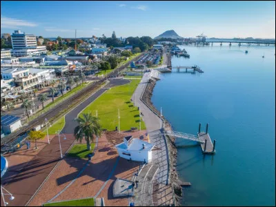 Dans quel pays se trouve Tauranga, 100 000 habitants ?