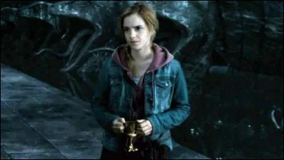 Avec quoi Hermione d&eacute;truit-elle la coupe de Poufsouffle ?