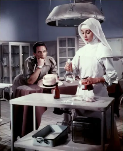 Dans "Au risque de se perdre", Gabrielle, 21 ans, fille d'un chirurgien de grande r&eacute;putation, d&eacute;cide d'entrer dans un couvent de Bruges. Devenue soeur Luc, elle participe avec ferveur &agrave; la c&eacute;r&eacute;monie de prise de voile. Mais l'apprentissage de la vie religieuse devient une &eacute;preuve. Quelle actrice joue le r&ocirc;le de soeur Luc ?