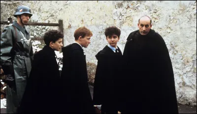 Dans quel film, r&eacute;alis&eacute; par Louis Malle, le p&egrave;re Jean cache-t-il des enfants juifs ?