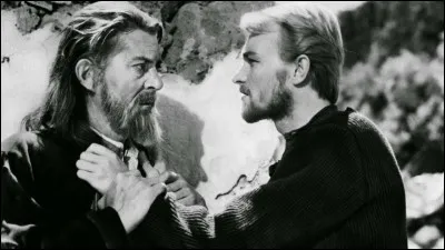 "Celui qui doit mourir" se d&eacute;roule en 1921 dans un village grec menac&eacute; par les Turcs : les villageois, qui se pr&eacute;parent &agrave; la f&ecirc;te de la Passion, voient arriver des mis&eacute;reux men&eacute;s par le pope Photis (Jean Servais) : qui est le r&eacute;alisateur du film ?