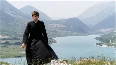 Dans "La messe est finie", Don Giulio, jeune pr&ecirc;tre, quitte la petite &icirc;le o&ugrave; il officiait depuis dix ans. Il est nomm&eacute; dans une paroisse de Rome, sa ville natale. Qui est le r&eacute;alisateur du film ?