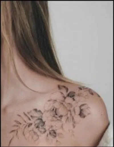 Qu'est-ce que Milady a gravé sur son épaule ?