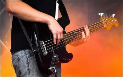 Quel est cet instrument constitué de quatre cordes et souvent associé au rock ?