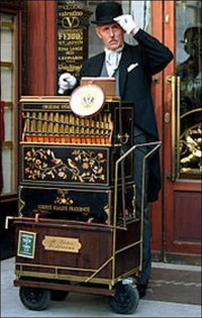 Souvent installé sur une place en ville, je suis...