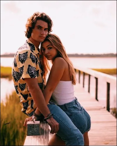 Qui se met en couple au milieu de la saison 1 ,