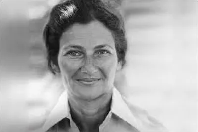 Simone Veil est nommé ministre de la/l'...