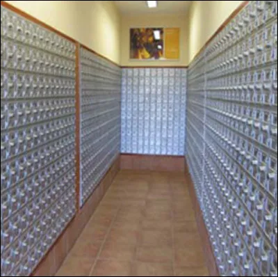 Quel est le nom du casier nominatif placé dans un bureau de poste où sont placés les courriers destinés au numéro du casier ?