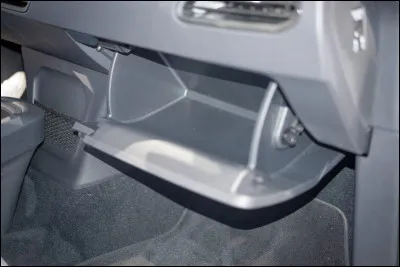 Quel est le nom de cet aménagement situé dans la planche de bord d'un véhicule qui est destiné au rangement d'objets divers ?