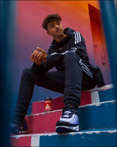 Quel est le nom de son premier song ?