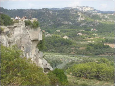 Nous voici dans les Bouches-du-Rhône. Quel est ce petit massif du nord du département, ne dépassant pas 500 mètres d'altitude, entourant le village des Baux-de-Provence ?