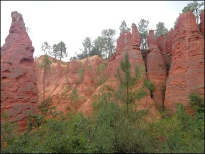 Les villages de Roussillon et de Rustrel sont connus pour leurs formations géologiques rouges qui leur valent le surnom de "Colorado provençal". Dans quel département pourrez-vous les admirer ?