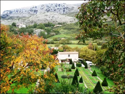 Autre village situé dans un écrin naturel remarquable, nous voici à Gourdon, dans l'arrière-pays niçois. Dans quel département le visiterez-vous ?