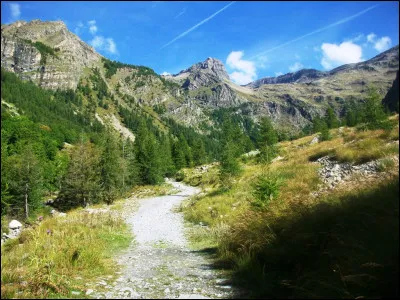 Un peu plus au nord, quel est ce parc national situé à cheval sur les départements des Hautes-Alpes et de l'Isère, traditionnellement considéré comme la frontière entre les Alpes du nord et du sud ?