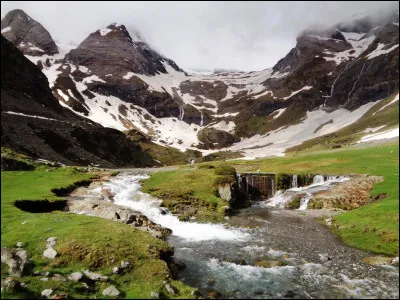 Restons dans le coin. Quel est ce cirque, situé dans les Hautes-Pyrénées, qui est l'un des plus vastes d'Europe et culmine à 3 133 mètres au pic de la Munia ?
