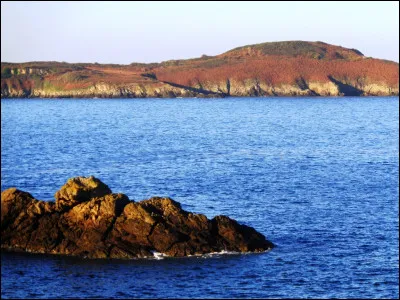 Non loin de là, nous voici en Bretagne, plus précisément à Saint-Lunaire, en Ille-et-Vilaine. En référence à la couleur de l'eau à certains moments, quel nom donne-t-on à cette partie du littoral français ?