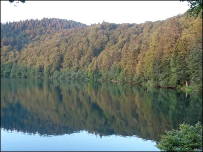 Nous voici en Auvergne, sur les bords du lac Pavin qui est, en réalité, un cratère volcanique. En géologie, comment appelle-t-on ce type de cratère pourvu d'un lac et résultant de la rencontre du magma et d'une nappe phréatique ou d'une rivière souterraine ?