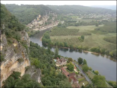 Cette vue, depuis le promontoire des jardins de Marqueyssac, permet d'admirer, au loin, le village partiellement troglodyte de La Roque-Gageac. Quel est ce cours d'eau en photo donnant son nom au département concerné ?