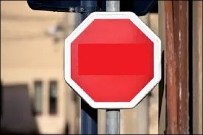 Qu'indique l'unique panneau de signalisation octogonal ayant un fond rouge ?
