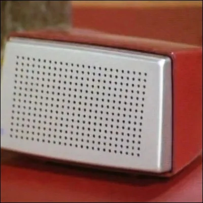 Dans quelle s&eacute;rie t&eacute;l&eacute;vis&eacute;e le millionnaire Charlie Townsend finance-t-il les activit&eacute;s de trois d&eacute;tectives ?