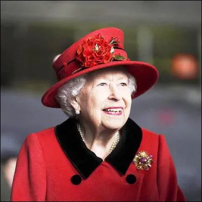 Quelle est la race de chiens pr&eacute;f&eacute;r&eacute;e de la reine Elisabeth II qui en a poss&eacute;d&eacute; une trentaine depuis ses 18 ans ?