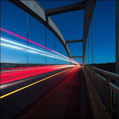 Quel symbole exprime en logique un lien de causalit&eacute; et en physique un mouvement ?