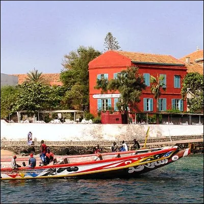 Dans quel pays peut-on se pr&eacute;lasser sur l�&icirc;le de Gor&eacute;e et visiter le parc du Niokolo Koba ?
