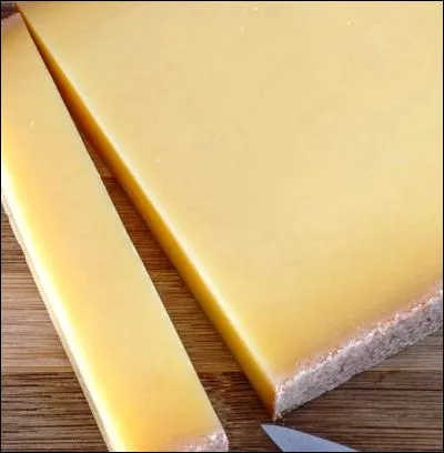 Quel fromage, dont la recette d&eacute;rive de celle du gruy&egrave;re, poss&egrave;de une AOP sur cinq d&eacute;partements, dont l�Ain et la Sa&ocirc;ne-et-Loire ?