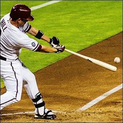 Quel sport diff&egrave;re du baseball par la mani&egrave;re de lancer la balle par le bas ?