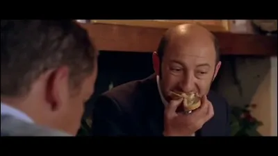 Alors que Philippe a découvert ce fait bizarre sur le café, il découvre une autre particularité. Philippe sent une drôle d'odeur quand il voit Antoine tremper son pain dans le café. Qu'est-ce qu'il a mis sur son pain ?