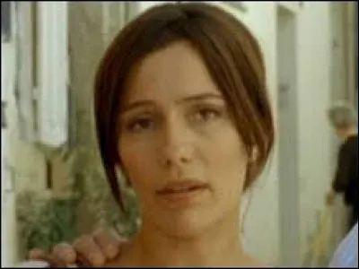 Julie fait pression sur Philippe, pour qu'il se fasse muter au bord ...