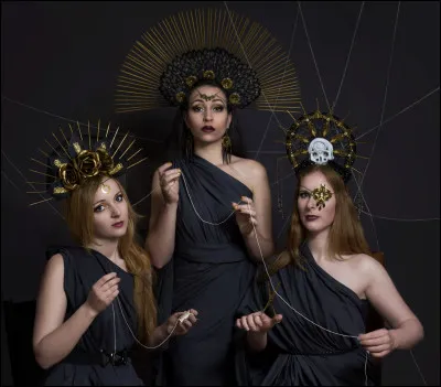 Pour chaque mortel, ses trois soeurs sont la personnification du destin. Qui sont-elles ?