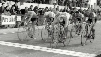 L'arrivée de 1967, dans un sprint de dix coureurs, est un modèle du genre : qui s'impose, de peu devant Van Looy, 2e, et Altig, 3e ?