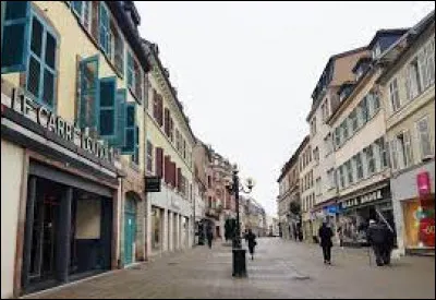 Tu te balades dans une grande ville, au bout d'un moment, tu te retrouves dans une rue que tu ne connais pas. Que fais-tu ?