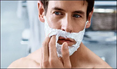 Avec quel objet peut-on étaler la mousse à raser ?