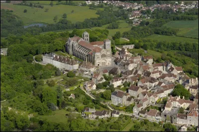 De quel département du parc naturel régional du Morvan, la ville d'Avallon est-elle une sous-préfecture ?