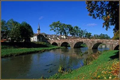 Mirecourt est situé...