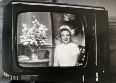 De quelle couleur était le carré destiné à interdire un film aux enfants, sur les écrans télévisés des années 60 ?